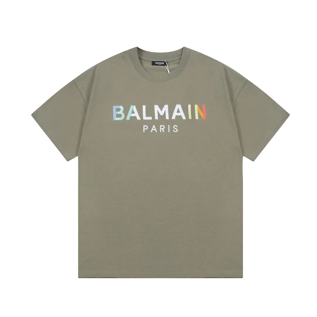 BALMAIN Color gradient effect letter embroidery🪡 The large logo is exquisitely upgraded, inspired by Retro original fabrics in the 1980s. Official Same Style short-sleeved T-shirt. Customized. Gram-dyed fabric. Very comfortable to the touch. Latest brick cabinet synchronization for spring and summer. Fashionable and personalized. Super Versatile and good-looking. Very suitable for both men and women. Must-have style. Tag. Collar label. Washed wheat. Three labels complete. Color: Dark Coffee Brown Size: XS~L